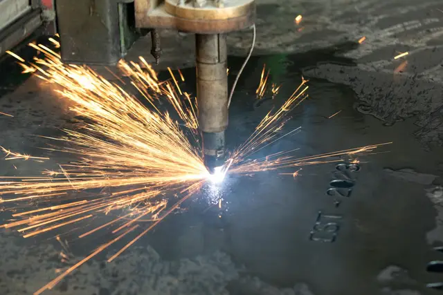 Corte de chapa metálica com faíscas